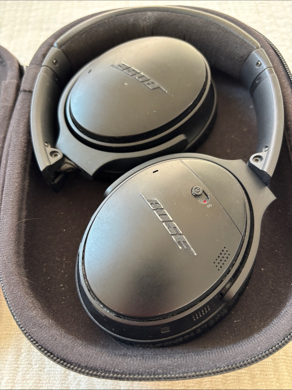 Bose Black Over-Ear Headphones and Earbuds - Picture 4 of 10
